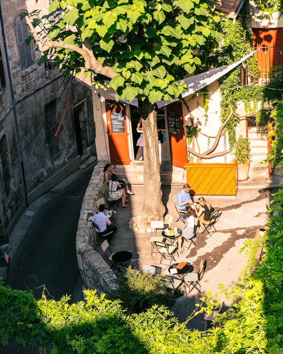 Vue de la terrasse de L'Épicerie du Cloître à Arles