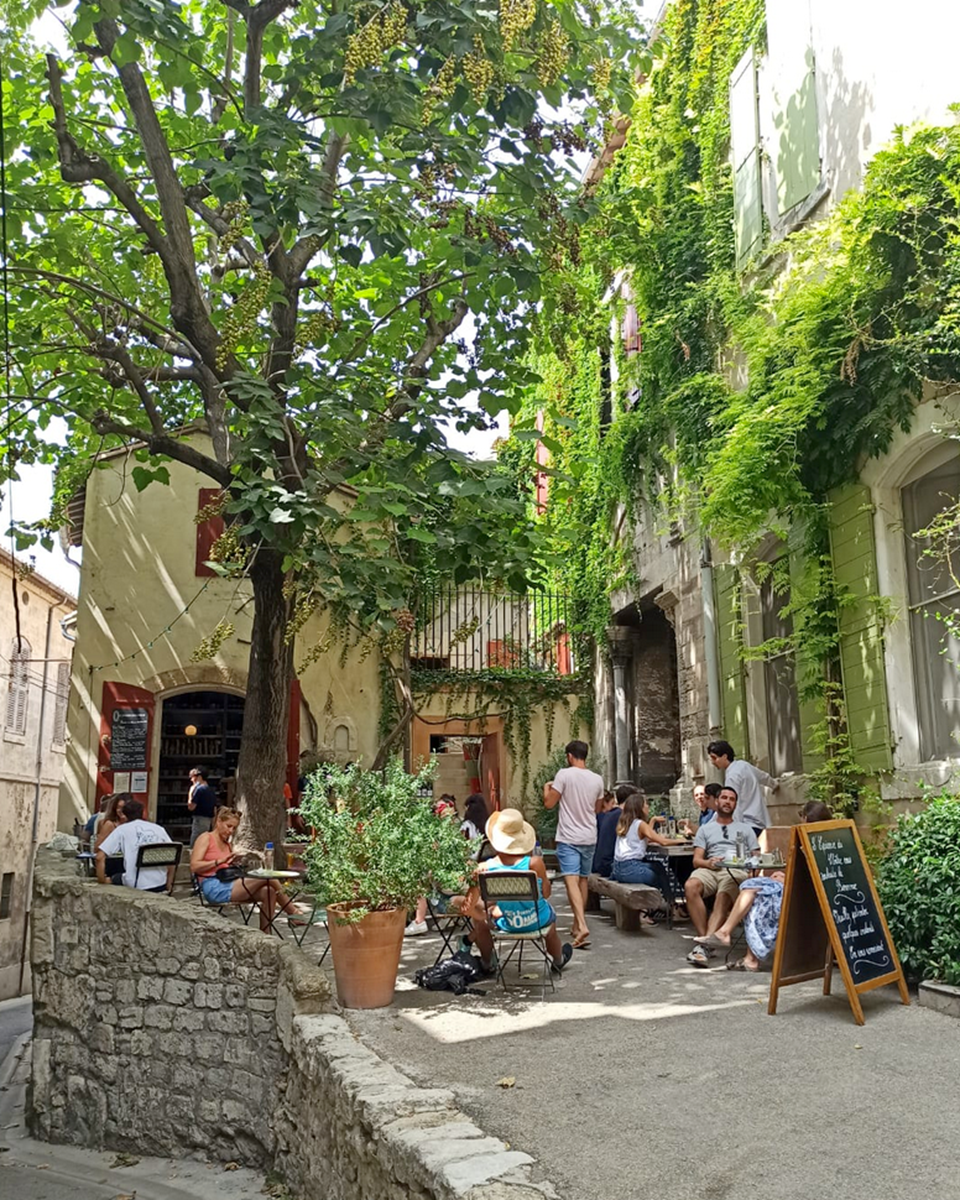 Vue de la terrasse de L’Épicerie du Cloître à Arles
