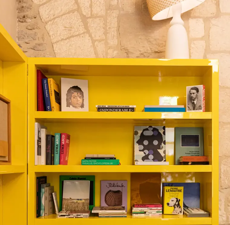 Bibliothèque dans le lobby de l'hôtel Le Cloître à Arles