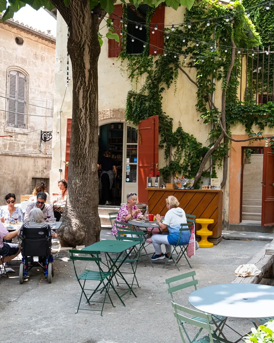 Vue de la terrasse de L'Épicerie du Cloître à Arles